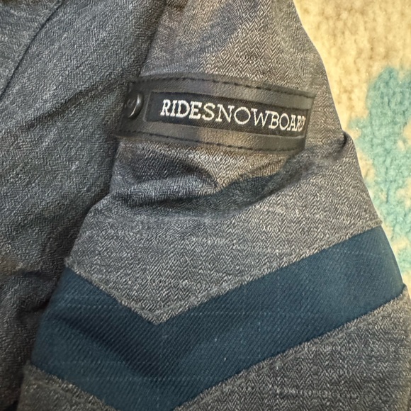 Men's Ride Snowboard Jacket - Picture 11 of 13